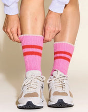 Laden Sie das Bild in den Galerie-Viewer, Pink Stricksocken von Popeia mit roten Streifen, aus recycelter Wolle und Baumwolle, weich, warm und nachhaltig produziert.