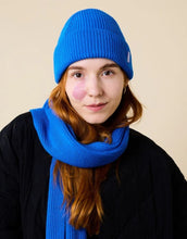 Laden Sie das Bild in den Galerie-Viewer, Königsblaue Beanie aus weicher Merinowolle, gefaltet, schlichtes Design, gemütlich und stylisch für den Winter