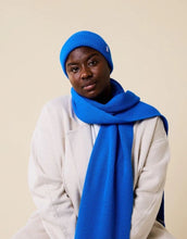 Laden Sie das Bild in den Galerie-Viewer, Königsblaue Beanie aus weicher Merinowolle, gefaltet, schlichtes Design, gemütlich und stylisch für den Winter