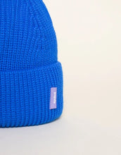 Laden Sie das Bild in den Galerie-Viewer, Königsblaue Beanie aus weicher Merinowolle, gefaltet, schlichtes Design, gemütlich und stylisch für den Winter