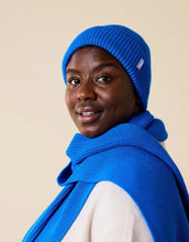 Laden Sie das Bild in den Galerie-Viewer, Königsblaue Beanie aus weicher Merinowolle, gefaltet, schlichtes Design, gemütlich und stylisch für den Winter