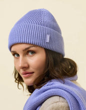Laden Sie das Bild in den Galerie-Viewer, Lila Beanie aus weicher Merinowolle, gefaltet, schlichtes Design, gemütlich und stylisch für den Winter