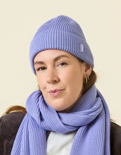 Laden Sie das Bild in den Galerie-Viewer, Lila Beanie aus weicher Merinowolle, gefaltet, schlichtes Design, gemütlich und stylisch für den Winter
