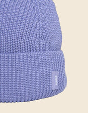 Laden Sie das Bild in den Galerie-Viewer, Lila Beanie aus weicher Merinowolle, gefaltet, schlichtes Design, gemütlich und stylisch für den Winter