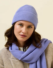 Laden Sie das Bild in den Galerie-Viewer, Lila Beanie aus weicher Merinowolle, gefaltet, schlichtes Design, gemütlich und stylisch für den Winter