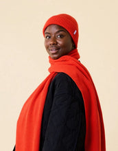 Laden Sie das Bild in den Galerie-Viewer, Rote Beanie aus weicher Merinowolle, gefaltet, schlichtes Design, gemütlich und stylisch für den Winter