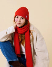 Laden Sie das Bild in den Galerie-Viewer, Rote Beanie aus weicher Merinowolle, gefaltet, schlichtes Design, gemütlich und stylisch für den Winter