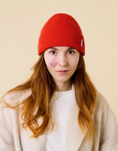 Laden Sie das Bild in den Galerie-Viewer, Rote Beanie aus weicher Merinowolle, gefaltet, schlichtes Design, gemütlich und stylisch für den Winter