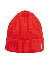 Laden Sie das Bild in den Galerie-Viewer, Rote Beanie aus weicher Merinowolle, gefaltet, schlichtes Design, gemütlich und stylisch für den Winter