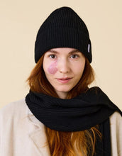 Laden Sie das Bild in den Galerie-Viewer, Schwarze Beanie aus weicher Merinowolle, gefaltet, schlichtes Design, gemütlich und stylisch für den Winter