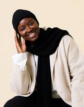 Laden Sie das Bild in den Galerie-Viewer, Schwarze Beanie aus weicher Merinowolle, gefaltet, schlichtes Design, gemütlich und stylisch für den Winter