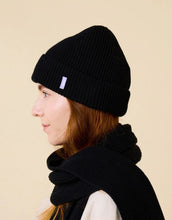 Laden Sie das Bild in den Galerie-Viewer, Schwarze Beanie aus weicher Merinowolle, gefaltet, schlichtes Design, gemütlich und stylisch für den Winter
