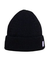 Laden Sie das Bild in den Galerie-Viewer, Schwarze Beanie aus weicher Merinowolle, gefaltet, schlichtes Design, gemütlich und stylisch für den Winter