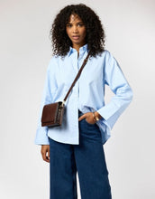 Laden Sie das Bild in den Galerie-Viewer, O MY BAG Audrey Mini Classic Leather Chocolate – kleine Ledertasche mit zwei Tragegurten und Magnetverschluss.