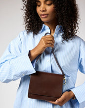 Laden Sie das Bild in den Galerie-Viewer, O MY BAG Audrey Mini Classic Leather Chocolate – kleine Ledertasche mit zwei Tragegurten und Magnetverschluss.
