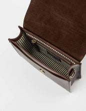 Laden Sie das Bild in den Galerie-Viewer, O MY BAG Audrey Mini Classic Leather Chocolate – kleine Ledertasche mit zwei Tragegurten und Magnetverschluss.