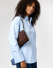 Laden Sie das Bild in den Galerie-Viewer, O MY BAG Audrey Mini Classic Leather Chocolate – kleine Ledertasche mit zwei Tragegurten und Magnetverschluss.