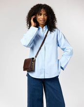 Laden Sie das Bild in den Galerie-Viewer, O MY BAG Audrey Mini Classic Leather Chocolate – kleine Ledertasche mit zwei Tragegurten und Magnetverschluss.