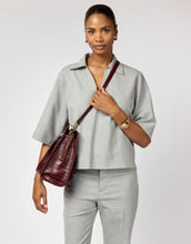 Laden Sie das Bild in den Galerie-Viewer, O MY BAG Blair Croco Large Cherry Red – elegante Schulter- und Crossbody-Tasche mit Laptopfach und Croco-Struktur.