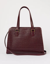 Laden Sie das Bild in den Galerie-Viewer, O MY BAG Blair Croco Large Cherry Red – elegante Schulter- und Crossbody-Tasche mit Laptopfach und Croco-Struktur.