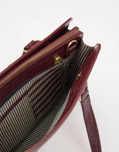 Laden Sie das Bild in den Galerie-Viewer, O MY BAG Blair Croco Large Cherry Red – elegante Schulter- und Crossbody-Tasche mit Laptopfach und Croco-Struktur.