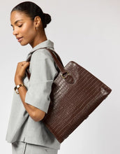 Laden Sie das Bild in den Galerie-Viewer, O MY BAG Blair Croco Large Chocolate – elegante Croco-Ledertasche mit Laptopfach und Crossbody-Riemen.