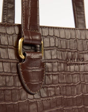 Laden Sie das Bild in den Galerie-Viewer, O MY BAG Blair Croco Large Chocolate – elegante Croco-Ledertasche mit Laptopfach und Crossbody-Riemen.