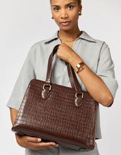 Laden Sie das Bild in den Galerie-Viewer, O MY BAG Blair Croco Large Chocolate – elegante Croco-Ledertasche mit Laptopfach und Crossbody-Riemen.