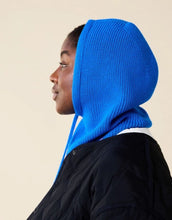Laden Sie das Bild in den Galerie-Viewer, Königsblaue Balaclava aus 100 % Merinowolle von Popeia – warmes, nachhaltiges und stylisches Winter-Accessoire.