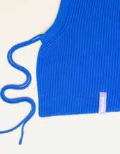 Laden Sie das Bild in den Galerie-Viewer, Königsblaue Balaclava aus 100 % Merinowolle von Popeia – warmes, nachhaltiges und stylisches Winter-Accessoire.