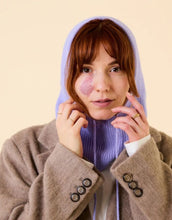 Laden Sie das Bild in den Galerie-Viewer, Lila Balaclava aus 100 % Merinowolle von Popeia – nachhaltiges Winter-Accessoire, warm, weich und stilvoll