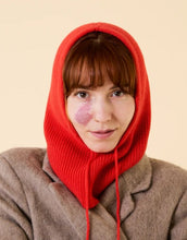 Laden Sie das Bild in den Galerie-Viewer, Rote Balaclava aus 100 % Merinowolle von Popeia – warmes und nachhaltiges Winter-Accessoire mit modernem Look