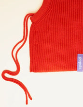 Laden Sie das Bild in den Galerie-Viewer, Rote Balaclava aus 100 % Merinowolle von Popeia – warmes und nachhaltiges Winter-Accessoire mit modernem Look