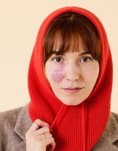 Laden Sie das Bild in den Galerie-Viewer, Rote Balaclava aus 100 % Merinowolle von Popeia – warmes und nachhaltiges Winter-Accessoire mit modernem Look