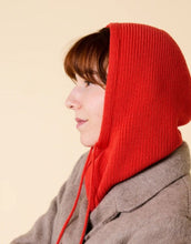 Laden Sie das Bild in den Galerie-Viewer, Rote Balaclava aus 100 % Merinowolle von Popeia – warmes und nachhaltiges Winter-Accessoire mit modernem Look