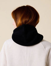 Laden Sie das Bild in den Galerie-Viewer, Schwarze Balaclava aus 100 % Merinowolle von Popeia – nachhaltiges Winter-Accessoire, weich, warm und modern