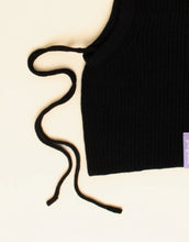 Laden Sie das Bild in den Galerie-Viewer, Schwarze Balaclava aus 100 % Merinowolle von Popeia – nachhaltiges Winter-Accessoire, weich, warm und modern