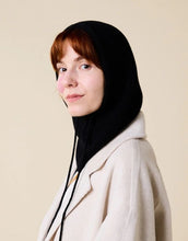 Laden Sie das Bild in den Galerie-Viewer, Schwarze Balaclava aus 100 % Merinowolle von Popeia – nachhaltiges Winter-Accessoire, weich, warm und modern