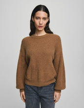 Laden Sie das Bild in den Galerie-Viewer, Gustel Hope Pullover in der Farbe Toasted Coconut von MSCH Copenhagen – lockerer Strickpullover mit Ballonärmeln und überschnittenen Schultern. Hergestellt aus einem weichen, wärmenden Mix aus recyceltem Polyamid, Wolle und Alpaka. Perfekt für entspannte, stilvolle Looks an kühlen Tagen.