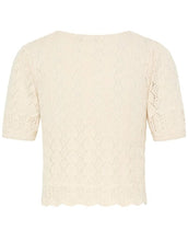 Laden Sie das Bild in den Galerie-Viewer, ICHI Cardigan Ihdaffie Birch White aus Baumwolle mit Lochstrick, Knopfleiste und gewelltem Saum.