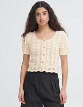 Laden Sie das Bild in den Galerie-Viewer, ICHI Cardigan Ihdaffie Birch White aus Baumwolle mit Lochstrick, Knopfleiste und gewelltem Saum.