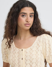 Laden Sie das Bild in den Galerie-Viewer, ICHI Cardigan Ihdaffie Birch White aus Baumwolle mit Lochstrick, Knopfleiste und gewelltem Saum.