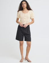 Laden Sie das Bild in den Galerie-Viewer, ICHI Cardigan Ihdaffie Birch White aus Baumwolle mit Lochstrick, Knopfleiste und gewelltem Saum.