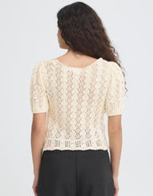 Laden Sie das Bild in den Galerie-Viewer, ICHI Cardigan Ihdaffie Birch White aus Baumwolle mit Lochstrick, Knopfleiste und gewelltem Saum.