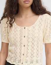 Laden Sie das Bild in den Galerie-Viewer, ICHI Cardigan Ihdaffie Birch White aus Baumwolle mit Lochstrick, Knopfleiste und gewelltem Saum.