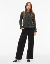 Laden Sie das Bild in den Galerie-Viewer, Dunkelgrauer Strick-Cardigan mit Rüschen, Rundhalsausschnitt und Knopfleiste von VILA, femininer Look in weicher Strickqualität