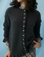 Laden Sie das Bild in den Galerie-Viewer, Dunkelgrauer Strick-Cardigan mit Rüschen, Rundhalsausschnitt und Knopfleiste von VILA, femininer Look in weicher Strickqualität