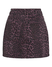 Laden Sie das Bild in den Galerie-Viewer, Rock Vichia von VILA in Birch mit Allover-Leo-Print, kurzer Jeansrock mit hohem Bund, Front- und Gesäßtaschen