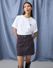 Laden Sie das Bild in den Galerie-Viewer, Rock Vichia von VILA in Birch mit Allover-Leo-Print, kurzer Jeansrock mit hohem Bund, Front- und Gesäßtaschen