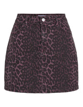 Laden Sie das Bild in den Galerie-Viewer, Rock Vichia von VILA in Birch mit Allover-Leo-Print, kurzer Jeansrock mit hohem Bund, Front- und Gesäßtaschen